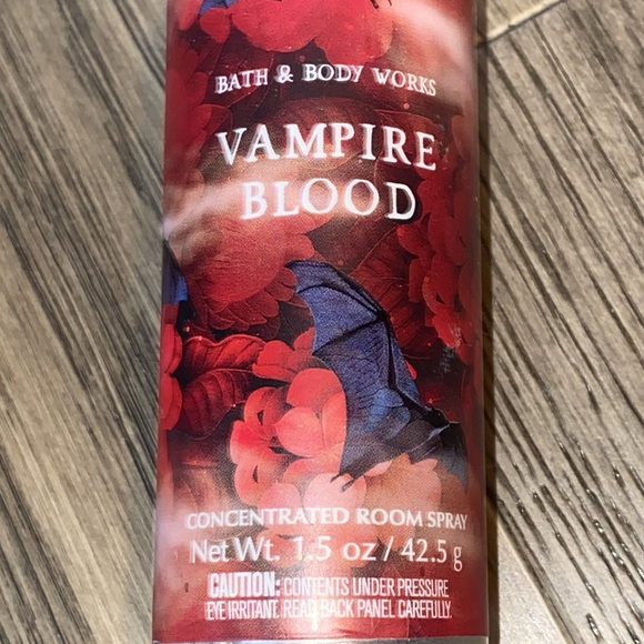 VAMPIRE BLOOD ROOM SPRAY BATH & BODY WORKS BRAND NEW - Picture 2 of 4